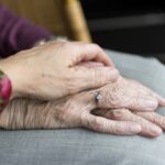 Anziani e incontinenza: prevenire uno stato di depressione