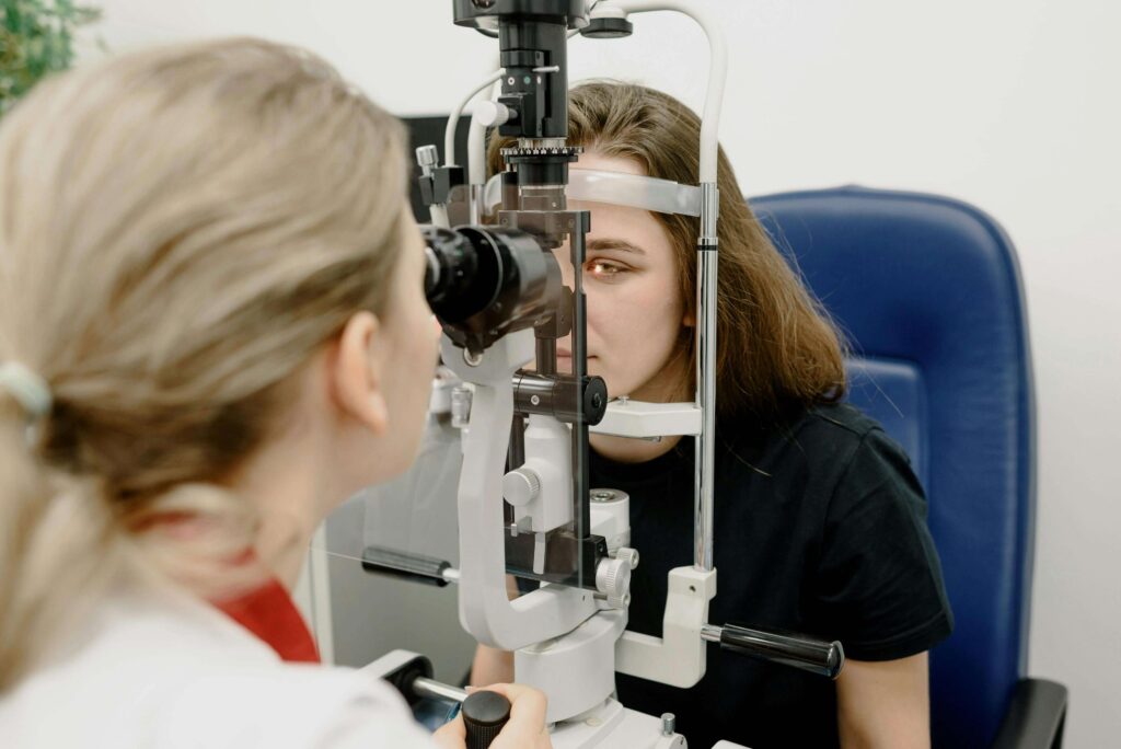 una ragazza che sta facendo una visita dall'oculista